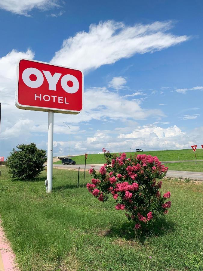 Oyo Hotel Pearsall I-35 West エクステリア 写真