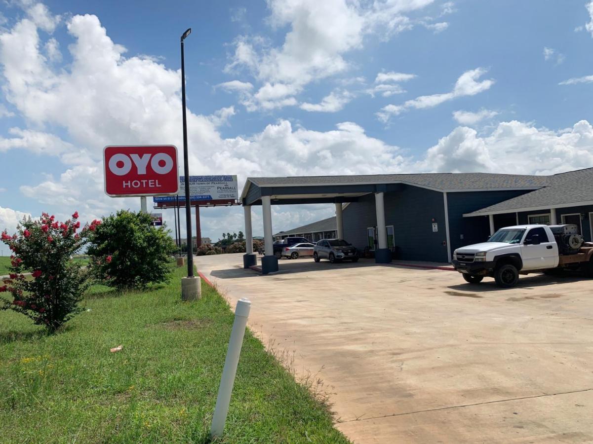 Oyo Hotel Pearsall I-35 West エクステリア 写真