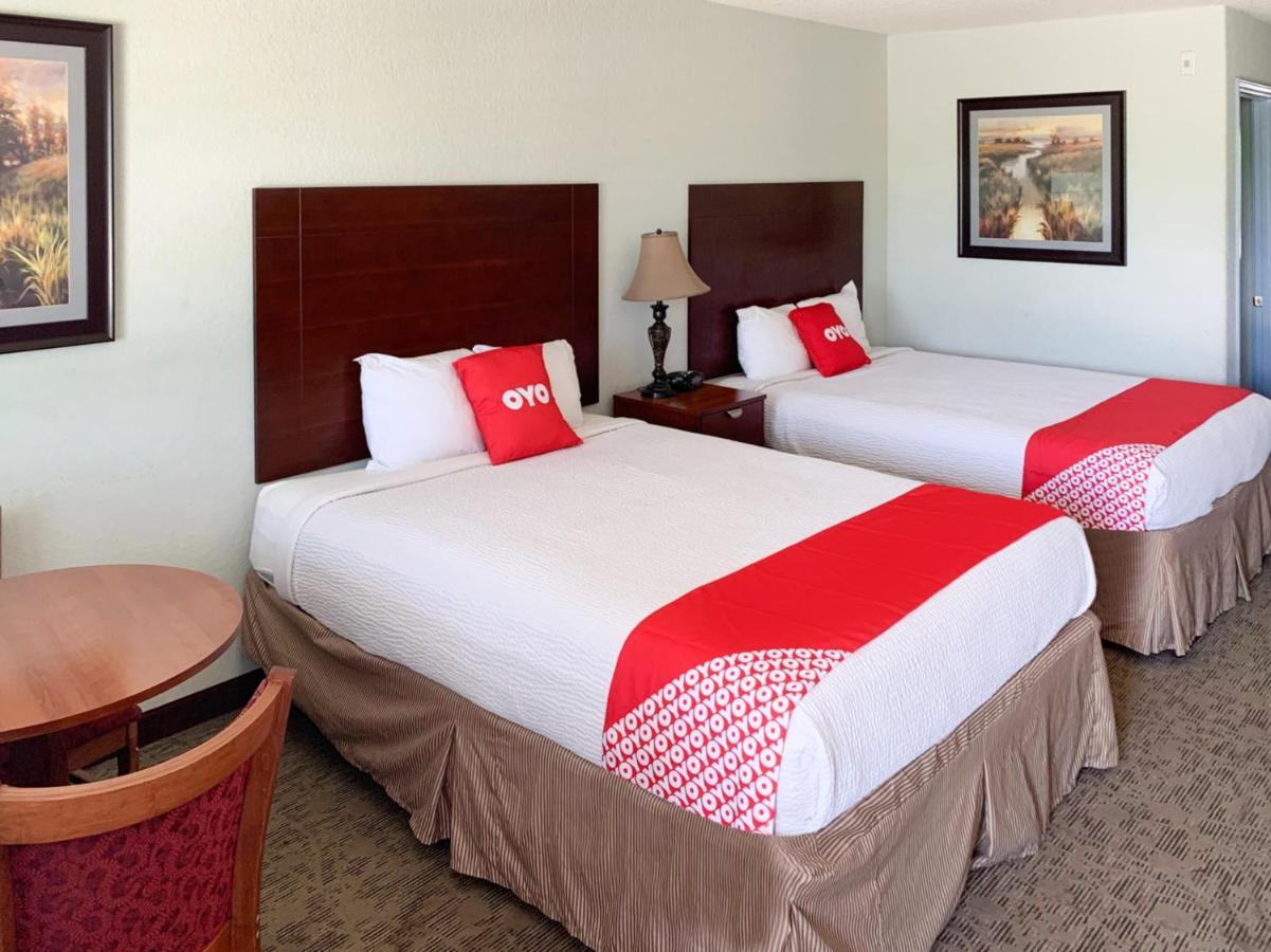 Oyo Hotel Pearsall I-35 West エクステリア 写真
