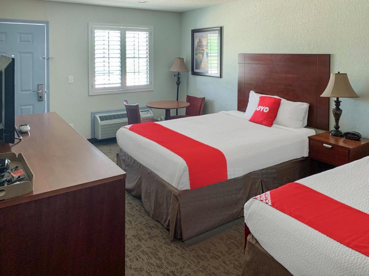 Oyo Hotel Pearsall I-35 West エクステリア 写真