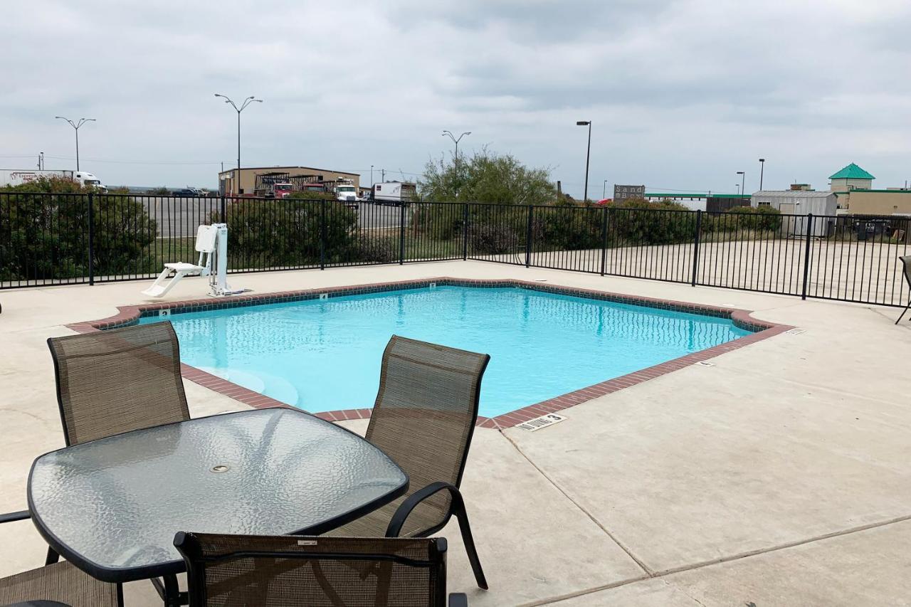 Oyo Hotel Pearsall I-35 West エクステリア 写真