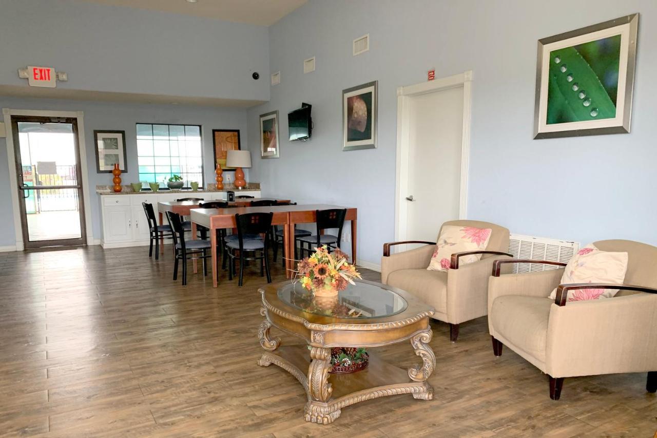 Oyo Hotel Pearsall I-35 West エクステリア 写真