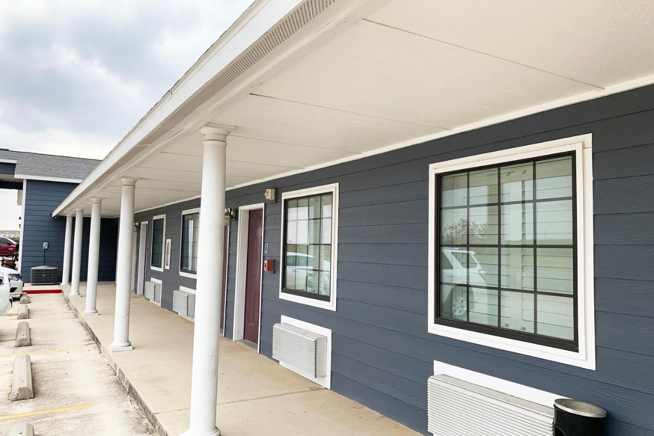 Oyo Hotel Pearsall I-35 West エクステリア 写真