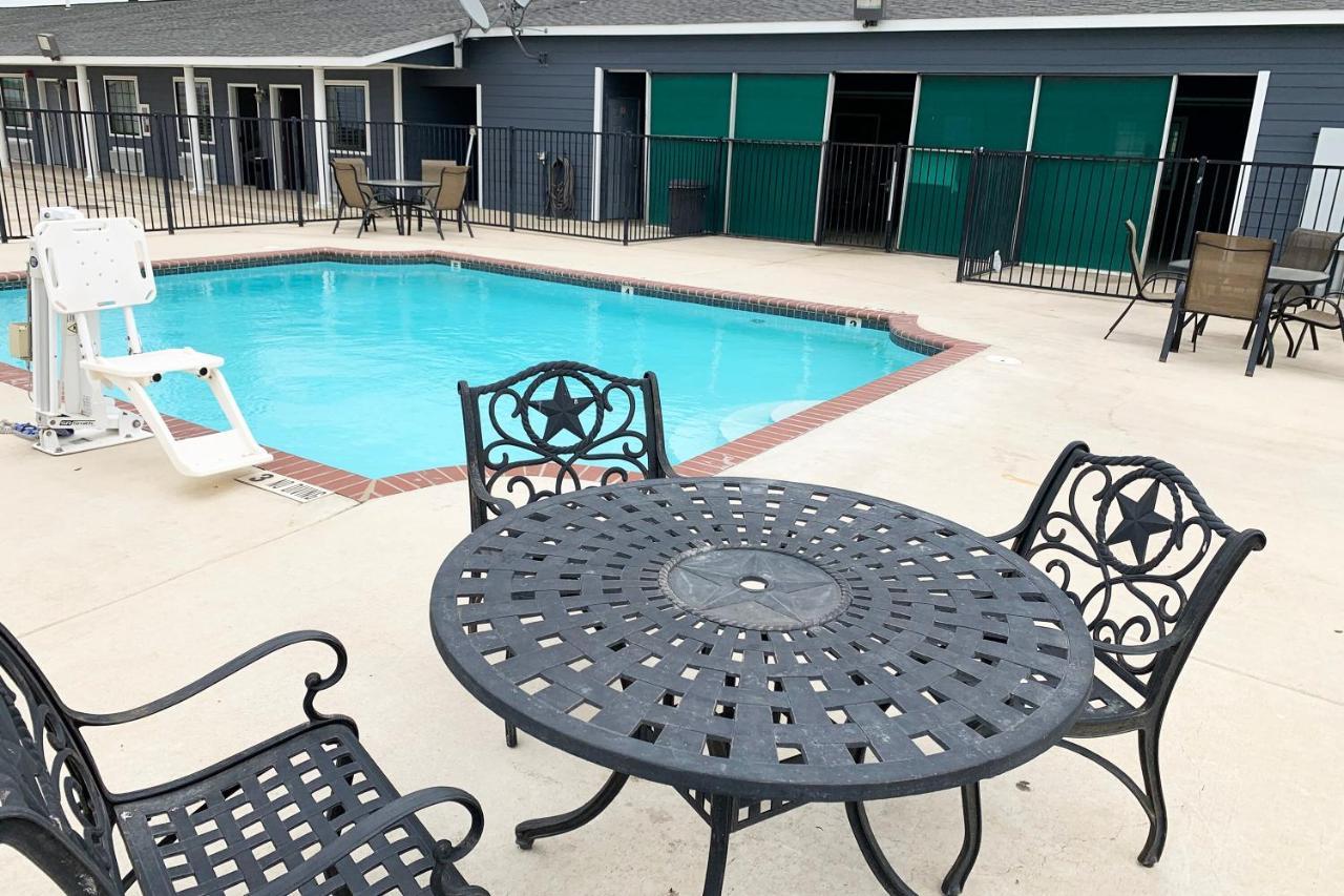 Oyo Hotel Pearsall I-35 West エクステリア 写真