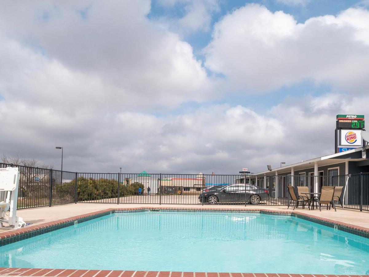Oyo Hotel Pearsall I-35 West エクステリア 写真