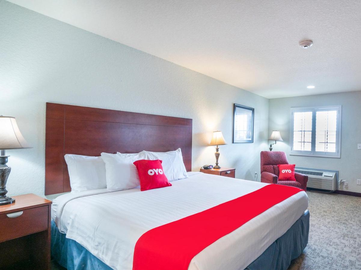 Oyo Hotel Pearsall I-35 West エクステリア 写真