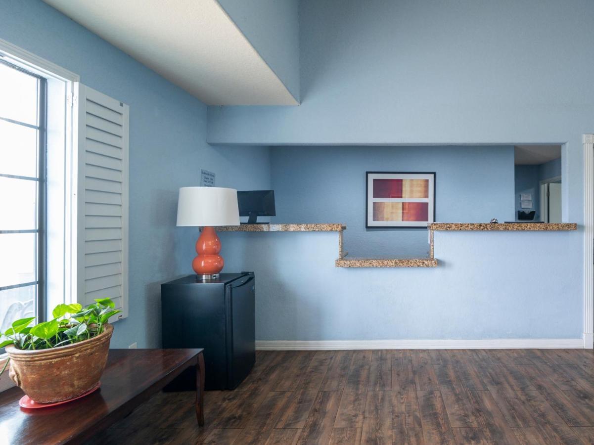 Oyo Hotel Pearsall I-35 West エクステリア 写真