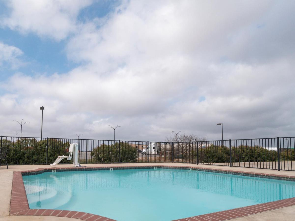 Oyo Hotel Pearsall I-35 West エクステリア 写真