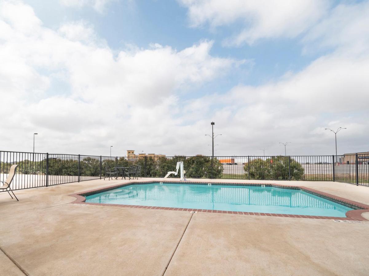 Oyo Hotel Pearsall I-35 West エクステリア 写真