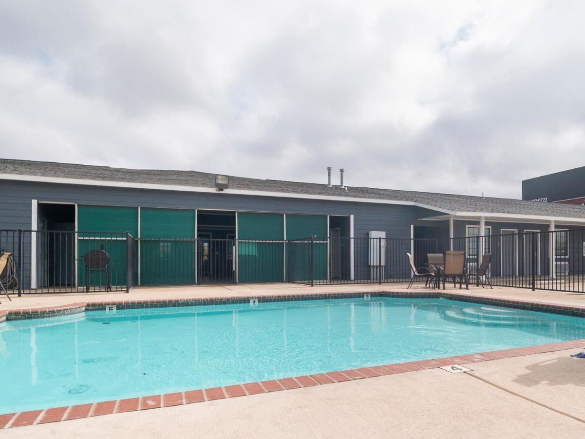 Oyo Hotel Pearsall I-35 West エクステリア 写真