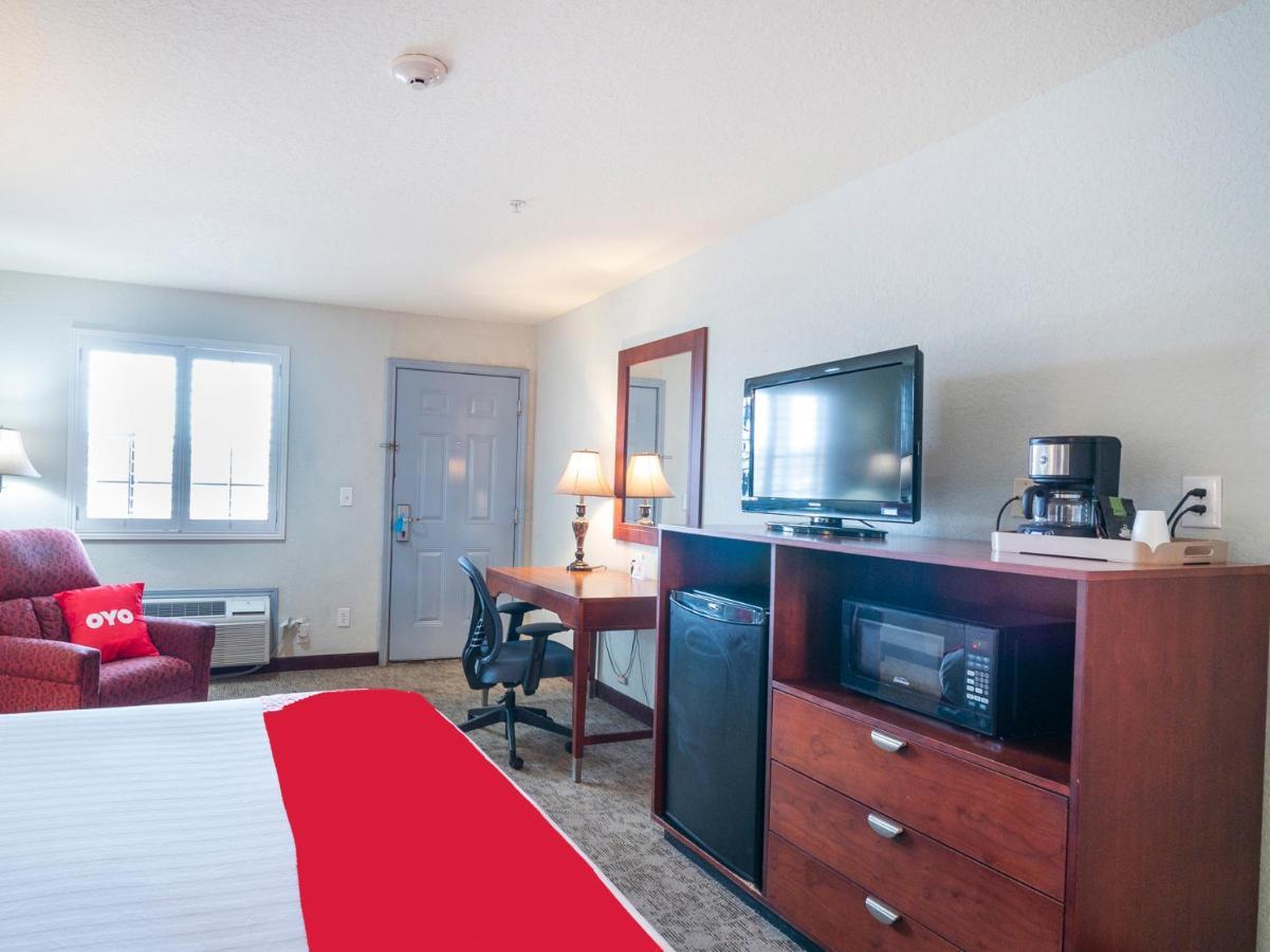Oyo Hotel Pearsall I-35 West エクステリア 写真