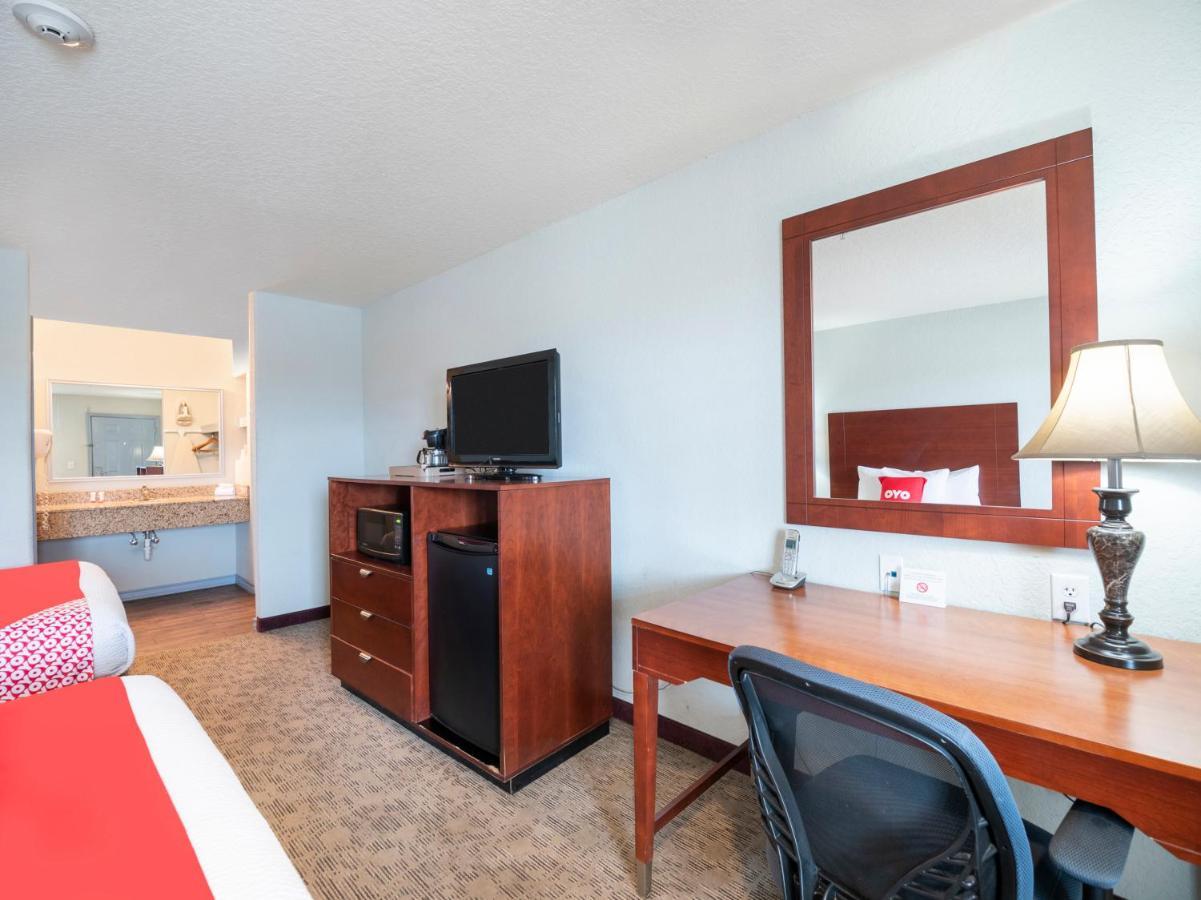 Oyo Hotel Pearsall I-35 West エクステリア 写真