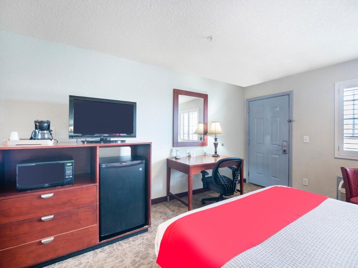 Oyo Hotel Pearsall I-35 West エクステリア 写真