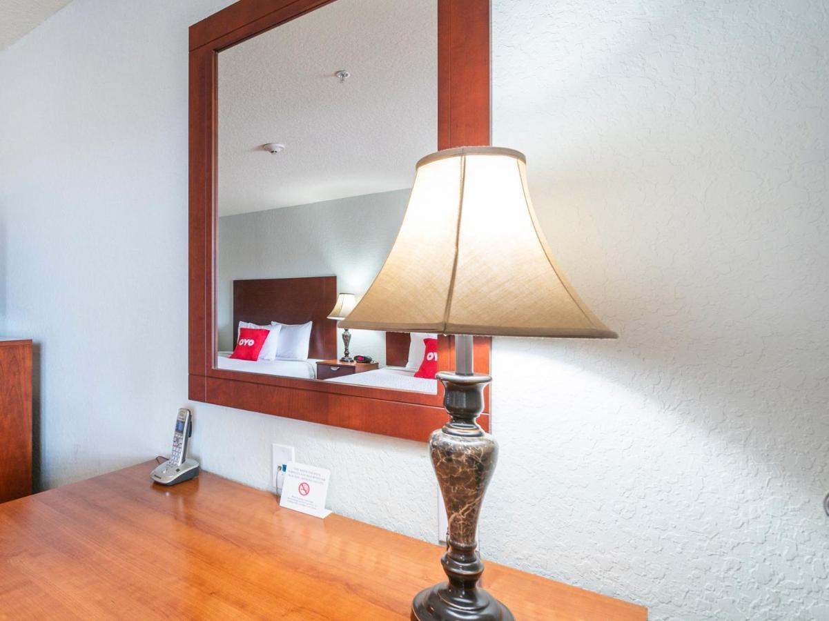 Oyo Hotel Pearsall I-35 West エクステリア 写真