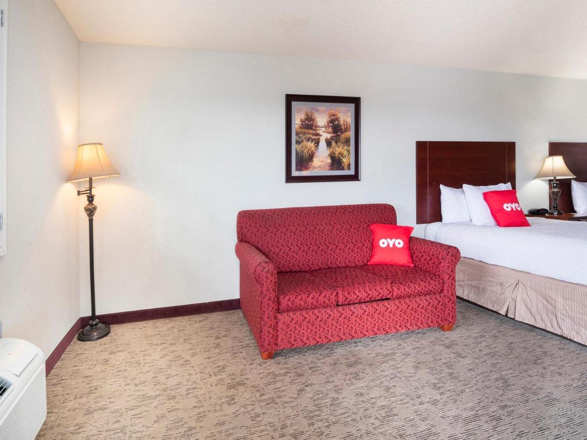 Oyo Hotel Pearsall I-35 West エクステリア 写真