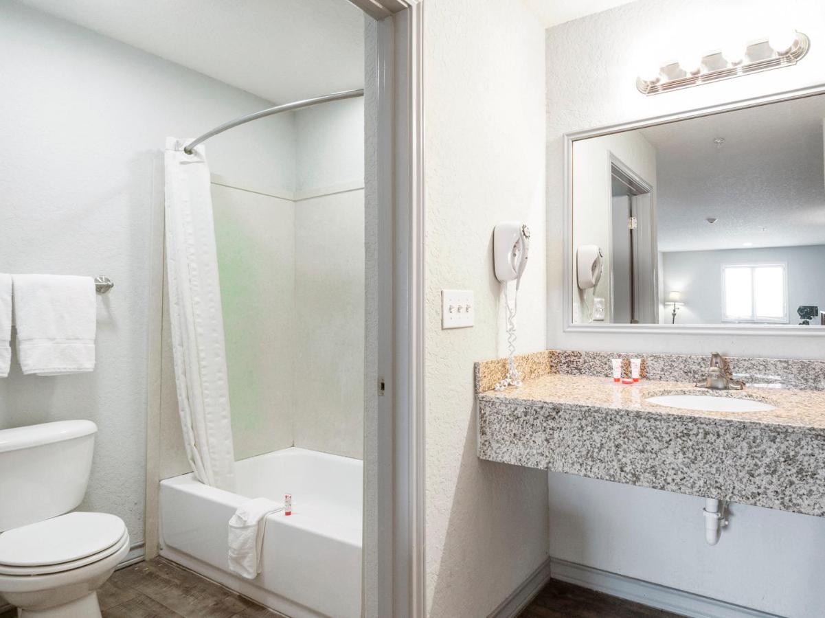 Oyo Hotel Pearsall I-35 West エクステリア 写真