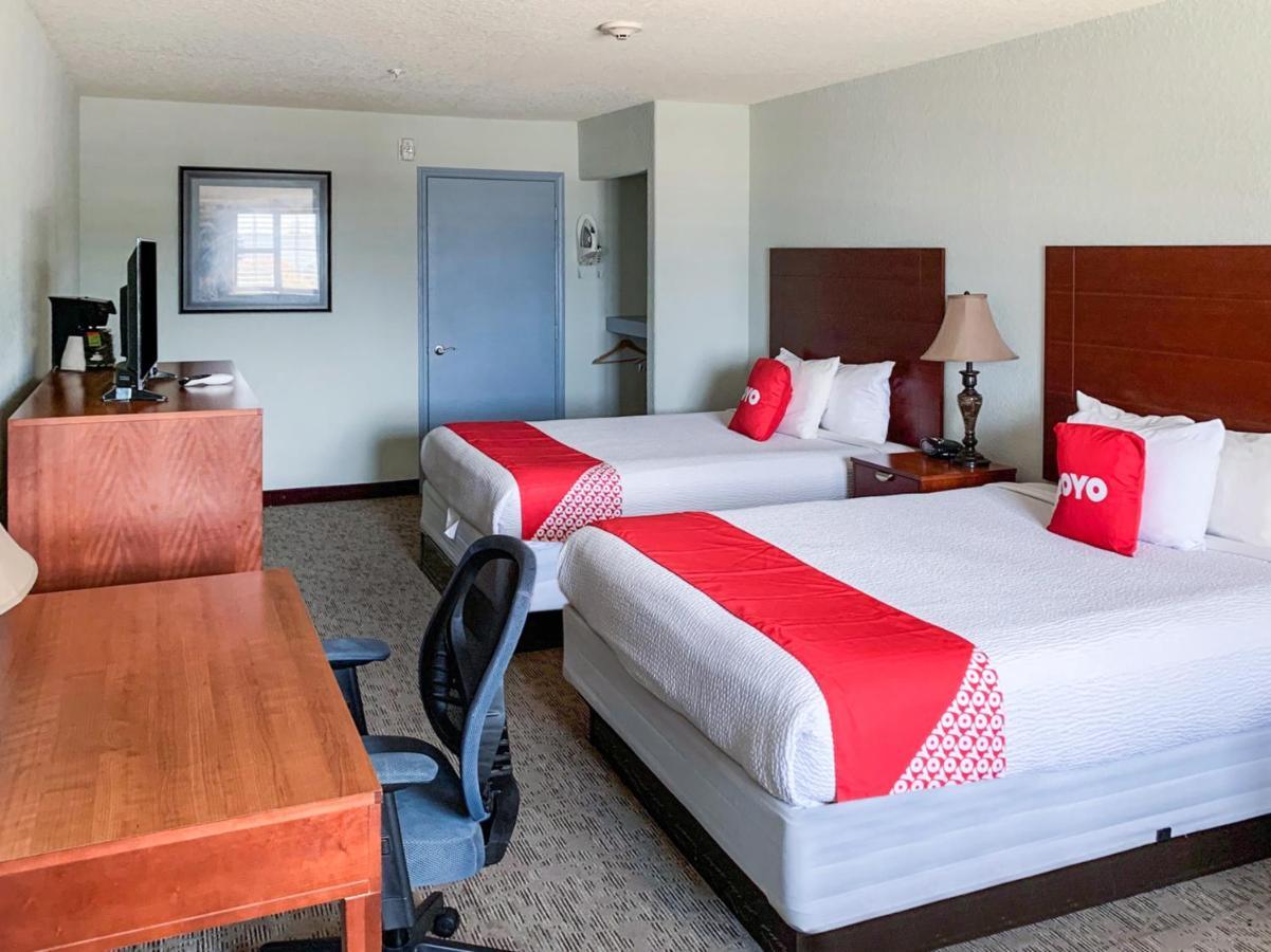 Oyo Hotel Pearsall I-35 West エクステリア 写真